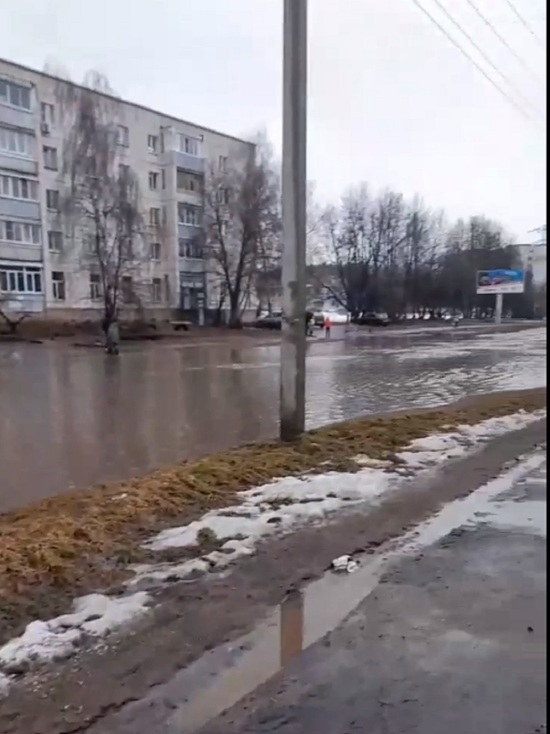 После дождей улица Димитрова в Костроме превратилась в венецианский канал
