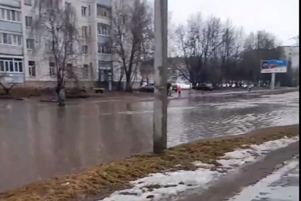 После дождей улица Димитрова в Костроме превратилась в венецианский канал