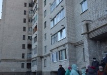 Жители одной из псковских многоэтажек пожаловались, что их подъезд облюбовали бездомные