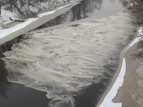Ледяное сало в реке Охте напугало впечатлительных петербуржцев