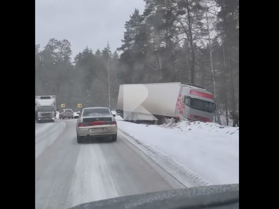 Под Клепиками фура съехала в кювет