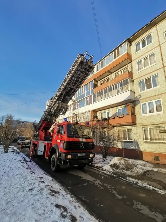 В Омске пожарные спасли закрывшуюся на балконе пенсионерку