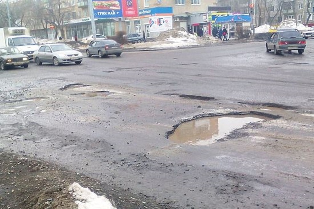 Снег в оренбурге. Яма в асфальте. Снег в Оренбурге 2022. Тает снег в городе. Асфальт для ям.