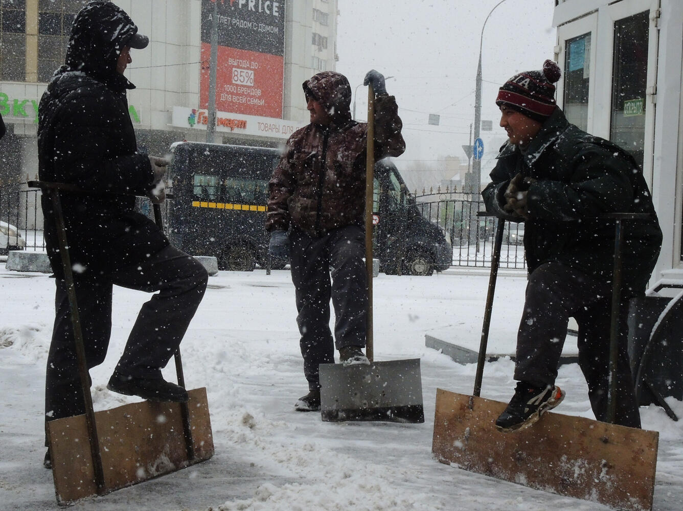 Трудовые мигранты остались даже после санкций: кадры столичной жизни приезжих