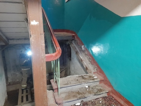 В Мурманске провалилась лестница, из-за чего пострадала северянка