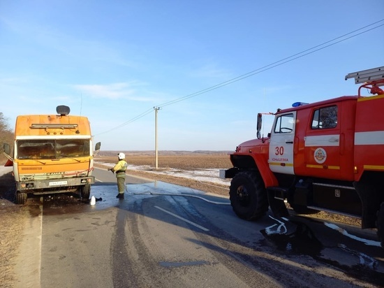 В Курске вспыхнул груженный пшеницей КамАЗ