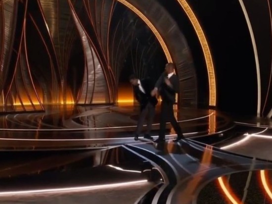 Уилл Смит принес извинения ведущему "Оскара", которого он ударил