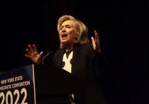 Хиллари Клинтон озвучит роль Великанши в постановке Стивена Сондхейма «В лес» театра штата Арканзас, откуда она родом