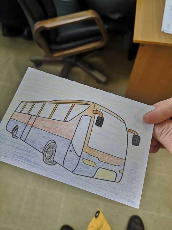 Водители работают с другим настроением: в Ноябрьске дети и взрослые вручают работникам автобусов открытки с благодарностью за труд
