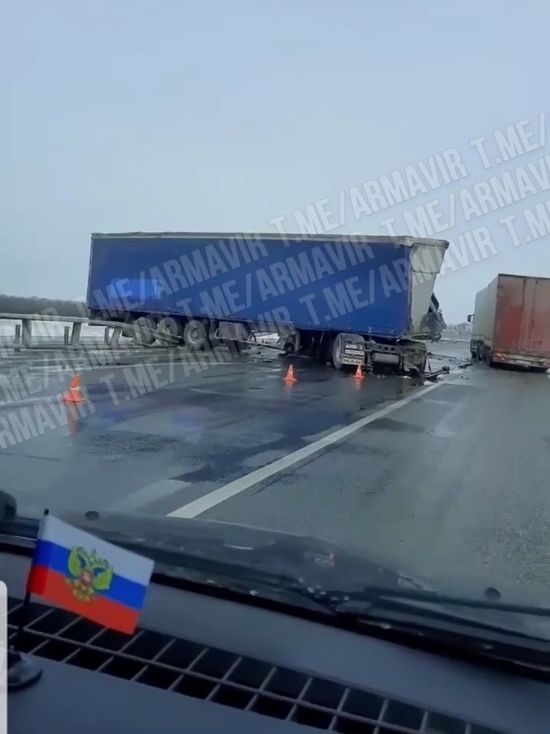 В районе конезавода под Армавиром не поделили дорогу две фуры