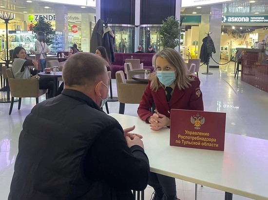 Сотрудники Роспотребнадзора консультируют граждан в торговых центрах Тулы и области