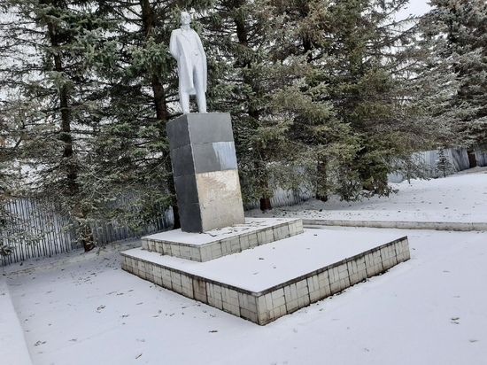 В Оленино неизвестные откололи кусок памятника Ленину