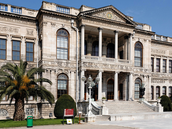 Дворец Долмабахче был европейской резиденцией султанов и местом смерти Ататюрка