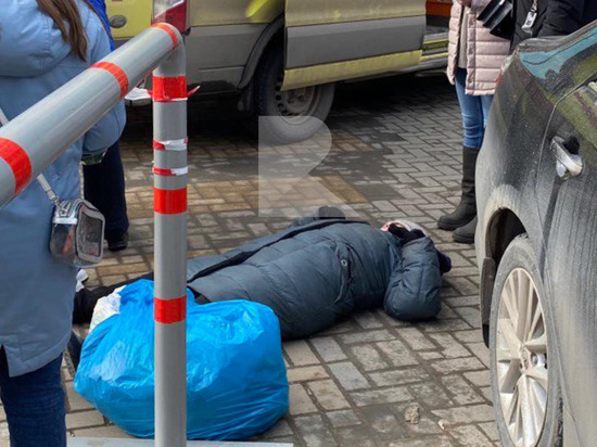 В Рязани лежавшей на асфальте у ТРЦ «Виктория Плаза» женщине вызывали скорую