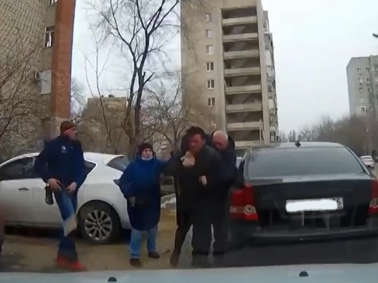 На улице Артамонова в Воронеже кипят страсти: двое горожан напали на доставщика еды