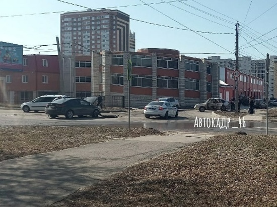 В Курске на Орловской при столкновении ВАЗ и Hyundai пострадал один человек