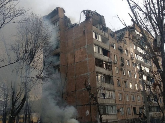 Снаряд разрушил половину многоэтажки на Текстильщике в Донецке: ФОТО