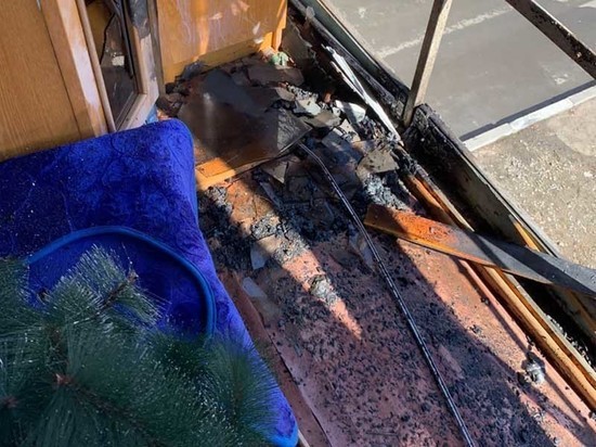 Школьник в Иркутске выбросил горящую тетрадь с двойкой с балкона и чуть не сжёг соседей