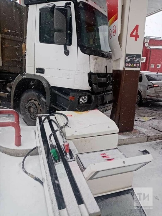 В Татарстане фура врезалась в автозаправочную станцию
