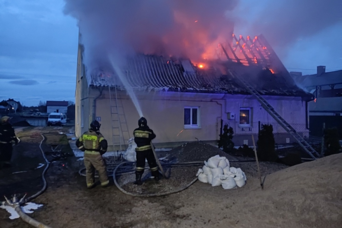 Пожар в жилом доме в Низовье тушили 20 человек - МК Калининград