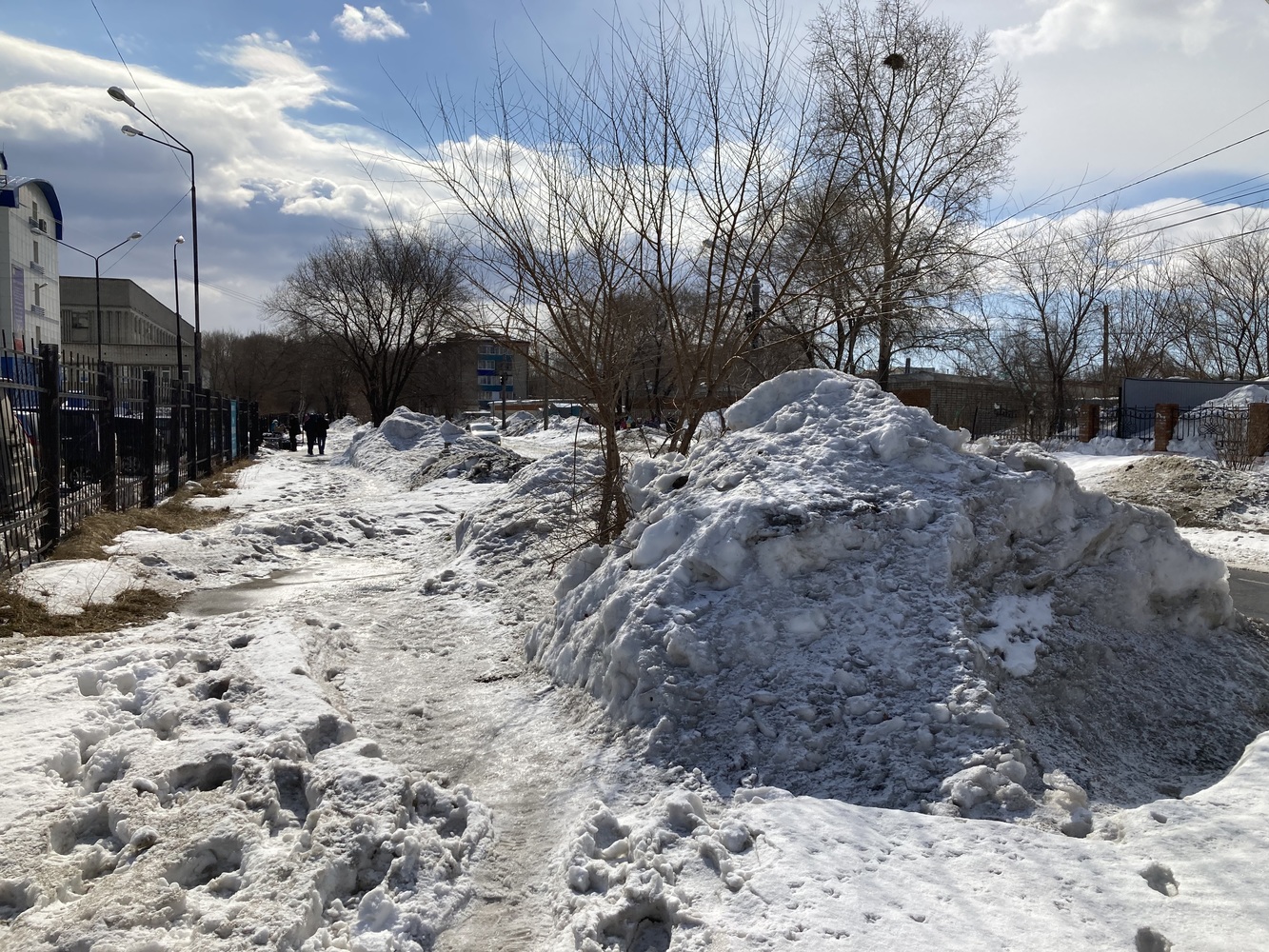 Огромные кучи снега в Комсомольске-на-Амуре