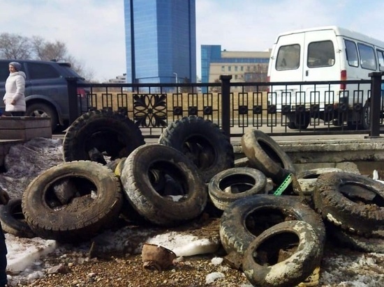 Незаконную свалку шин обнаружили в районе Виноградовского моста в центре Красноярска
