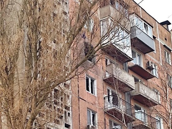 Здание районной администрации и школа повреждены обстрелом в Донецке
