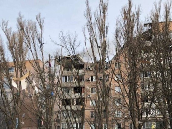 Поврежденный снарядами дом в Донецке может обрушиться в любой момент