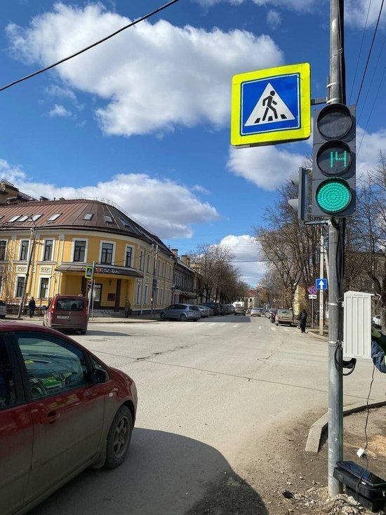 На перекрестке улиц Некрасова и Карла Маркса в Пскове заработал новый светофор