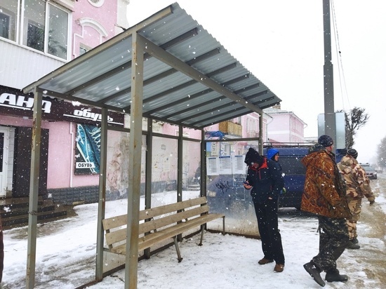 Двое мужчин из Тверской области вернули на место остановку, которую сдуло ветром
