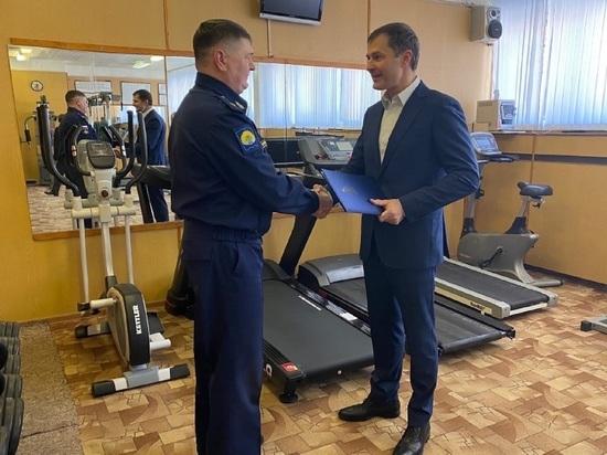 Мэр Ярославля подарил тренажер курсантам ПВО