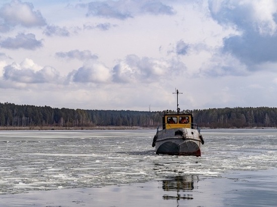 В Зеленогорске буксир-ледокол «Иван Поддубный» очищает русло реки Кан ото льда