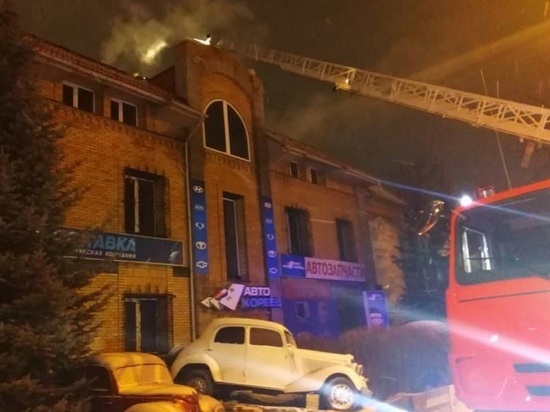 Украшенный ретро-машинами автосервис горел в Екатеринбурге
