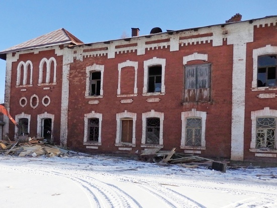Рабочие в Окуловке взялись за реставрацию купеческого клуба