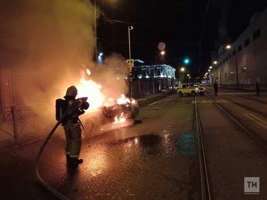 В Казани на ходу вспыхнула легковушка, водитель с ожогами в больнице