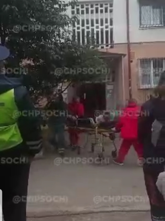 В Центральном районе Сочи загорелась пятиэтажка