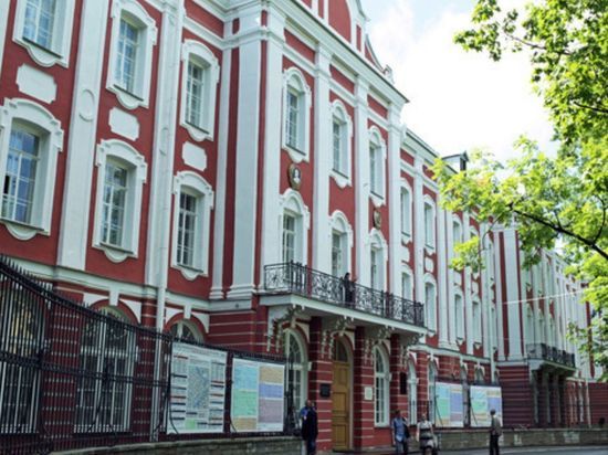 Главное здание СПбГУ традиционно эвакуировали из-за сообщений о «бомбе»