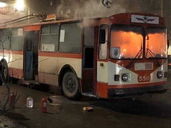 На одной из улиц Йошкар-Олы сгорел троллейбус