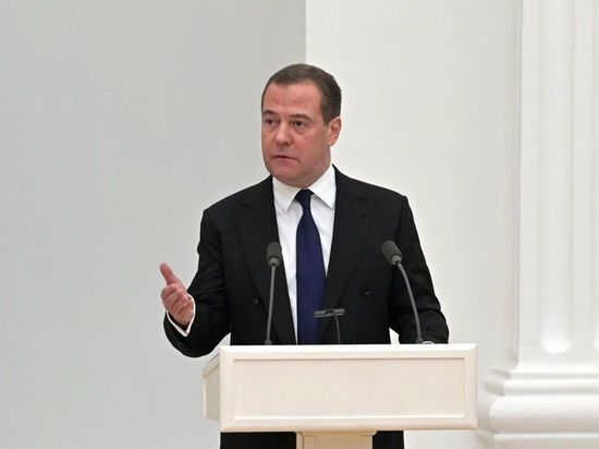 Медведев заявил, что Польша становится передовым рубежом НАТО