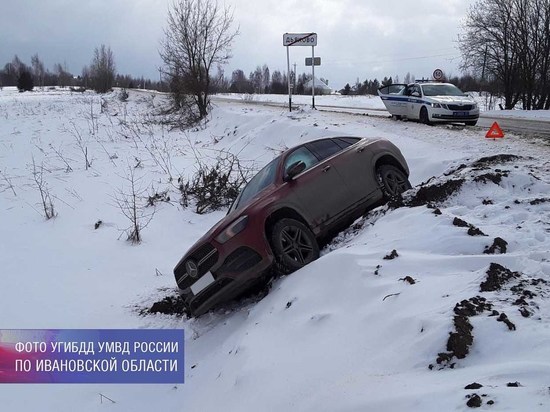 В Ивановской области автоледи на "Мерседесе" вылетела в кювет