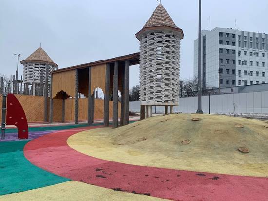 На детской площадке Казанской набережной образовались «пеньки»
