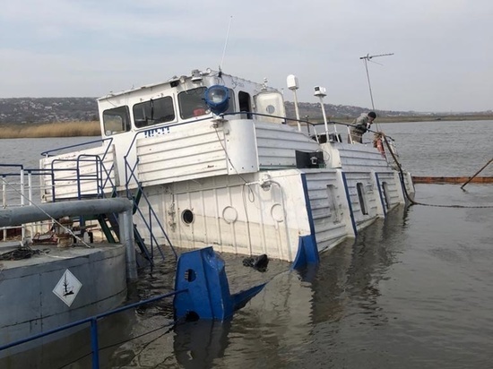 На реке Аксай в Ростовской области затонуло судно, которое переправляло нефть