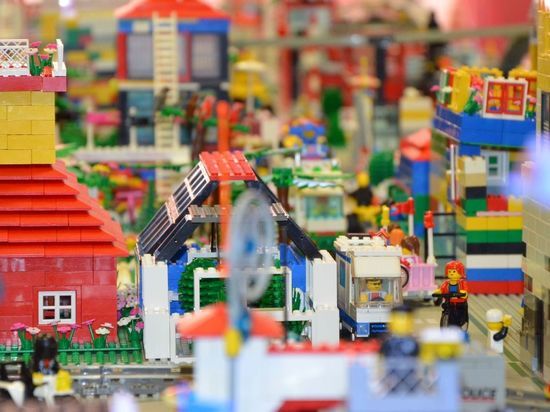 Петербуржец продает собранный Lego-город за 1,1 млн рублей