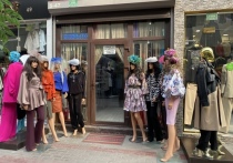 Модные сетевые магазины одежды закрылись, и россияне вспомнили про вещевые рынки