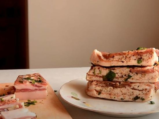 Как засолить сало вкусно и быстро: сухой способ, благодаря которому блюдо станет нежнейшим