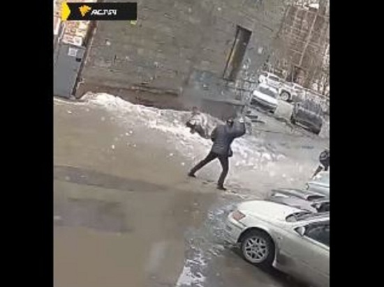 Глыба льда упала с крыши многоэтажки на голову женщине на проспекте Маркса в Новосибирске
