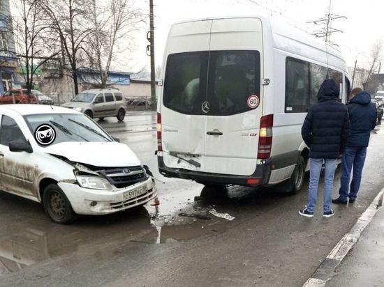 В Пензе отечественный автомобиль врезался в микроавтобус