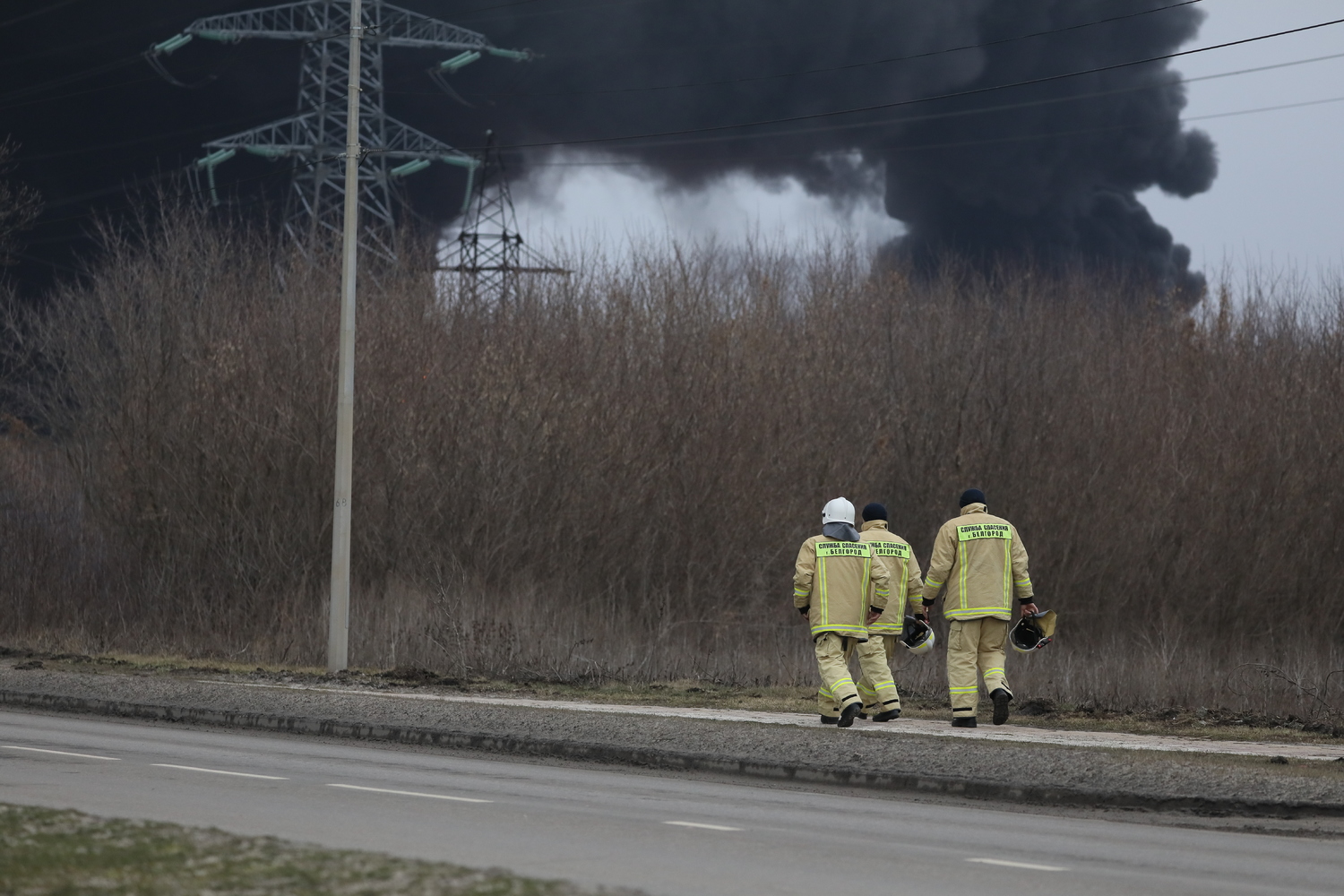 В Белгороде горит нефтебаза: фото с места происшествия