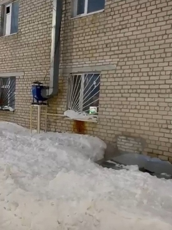 В Тарко-Сале прокуратура занялась историей падения сугроба на мать с малышом