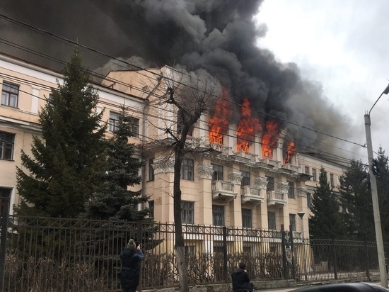 Из-за пожара на улице Каширина в Рязани перекрыли движение